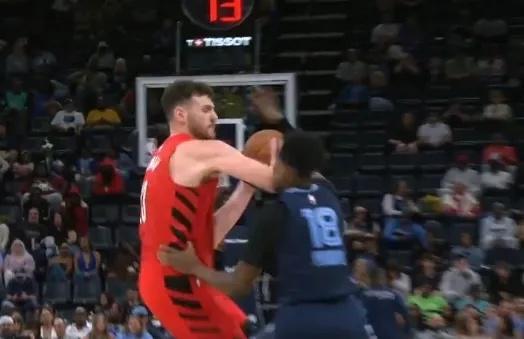 开云网页版-生涯首次被驱逐！杨瀚森队友克林根肘击吃二级恶犯 黯然离场